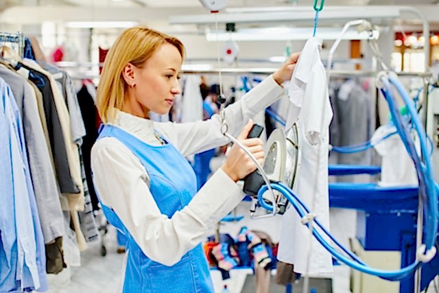 Kuru temizleme firması seçerken aşağıdaki faktörlere dikkat etmek önemlidir: